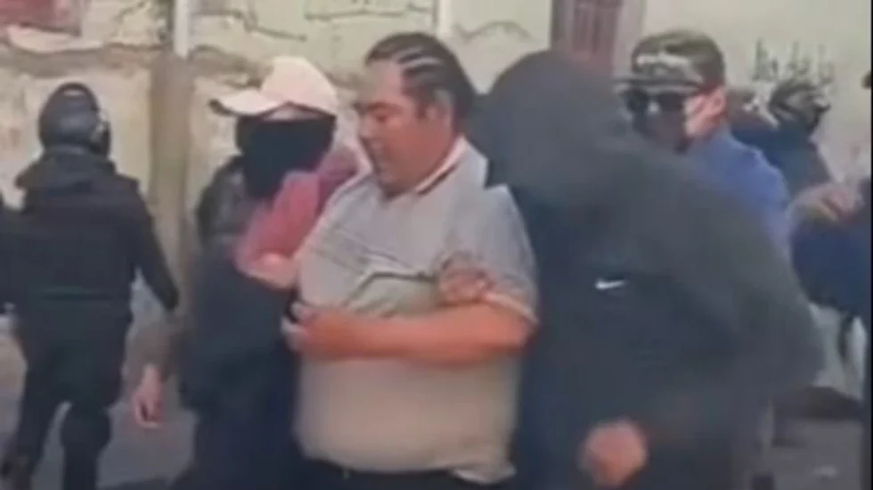 APREHENDEN AL DIRIGENTE CAMPESINO VICENTE SALAZAR DURANTE PROTESTA EN LA PAZ
