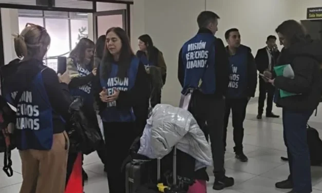 “¡FUERA, FUERA!”: RECHAZO MASIVO A ACTIVISTAS ARGENTINOS EN EL AEROPUERTO DE EL ALTO