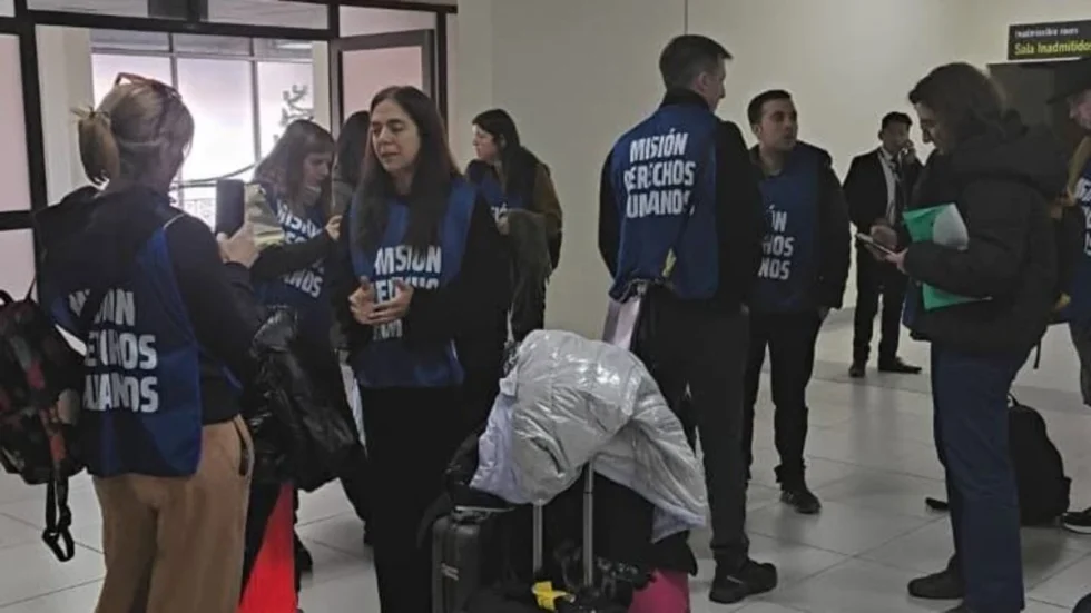 “¡FUERA, FUERA!”: RECHAZO MASIVO A ACTIVISTAS ARGENTINOS EN EL AEROPUERTO DE EL ALTO