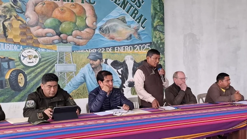 GOBIERNO Y POLICÍA LLEGAN A YAPACANÍ PARA ATENDER DEMANDA DE JUSTICIA POR CRIMEN DE DIRIGENTE