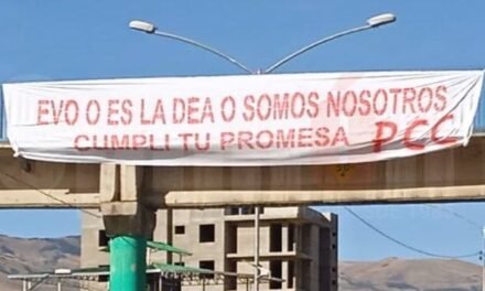APARECEN PASACALLES CON PRESUNTOS MENSAJES DEL PCC DIRIGIDOS A EVO MORALES
