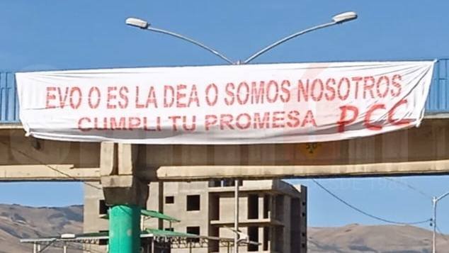 APARECEN PASACALLES CON PRESUNTOS MENSAJES DEL PCC DIRIGIDOS A EVO MORALES