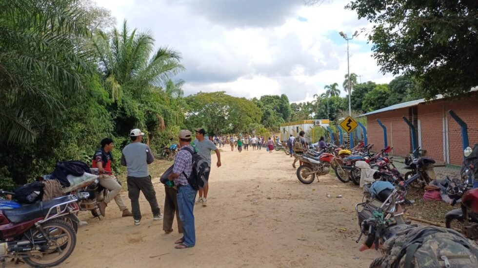 MOVILIZADOS EN SANTA ROSA DEL SARA TOMAN PLANTA DE YPFB Y EXIGEN LA SALIDA DE RODRIGO PAZ