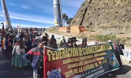 COMERCIANTES DE EL ALTO SE SUMAN A LAS MOVILIZACIONES Y EXIGEN LA RENUNCIA DE RODRIGO PAZ