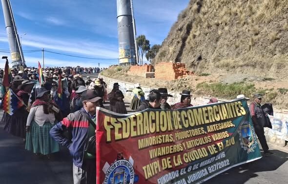 COMERCIANTES DE EL ALTO SE SUMAN A LAS MOVILIZACIONES Y EXIGEN LA RENUNCIA DE RODRIGO PAZ