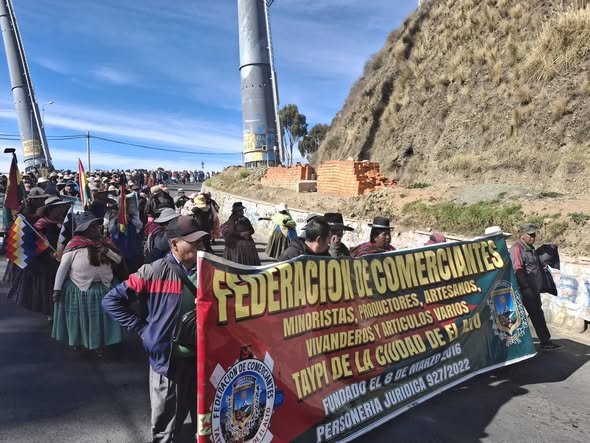 COMERCIANTES DE EL ALTO SE SUMAN A LAS MOVILIZACIONES Y EXIGEN LA RENUNCIA DE RODRIGO PAZ