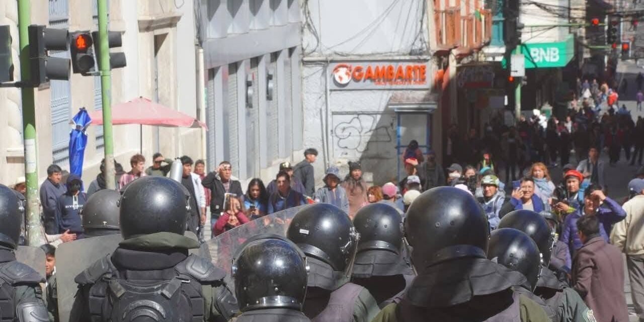 MARCHA DE LA COB LLEGÓ A PLAZA MURILLO Y DERIVÓ EN ENFRENTAMIENTOS