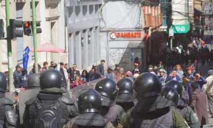 MARCHA DE LA COB LLEGÓ A PLAZA MURILLO Y DERIVÓ EN ENFRENTAMIENTOS
