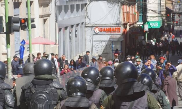 MARCHA DE LA COB LLEGÓ A PLAZA MURILLO Y DERIVÓ EN ENFRENTAMIENTOS