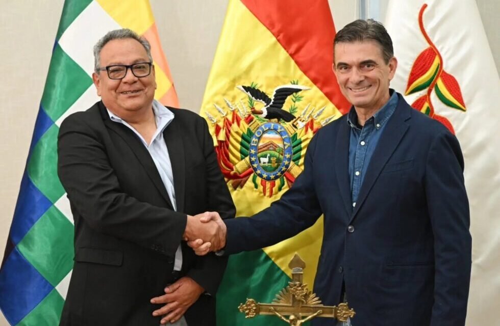 POSESIONAN A ERICK SANJINÉS COMO NUEVO MINISTRO DE EDUCACIÓN