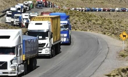 RESCATAN CON VIDA A CHOFER HALLADO INCONSCIENTE TRAS PERMANECER VARADO POR LOS BLOQUEOS