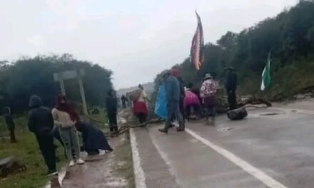 INSTALAN BLOQUEO EN LA RUTA YACUIBA–SANTA CRUZ A LA ALTURA DE SACHAPERA