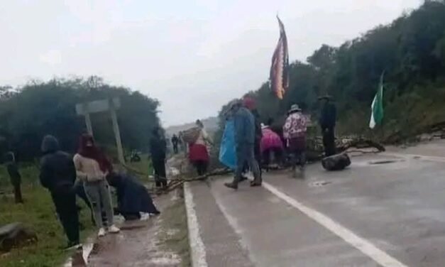 INSTALAN BLOQUEO EN LA RUTA YACUIBA–SANTA CRUZ A LA ALTURA DE SACHAPERA