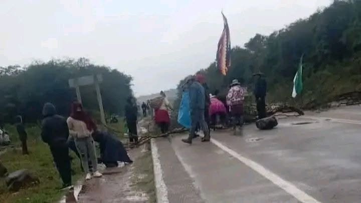 INSTALAN BLOQUEO EN LA RUTA YACUIBA–SANTA CRUZ A LA ALTURA DE SACHAPERA