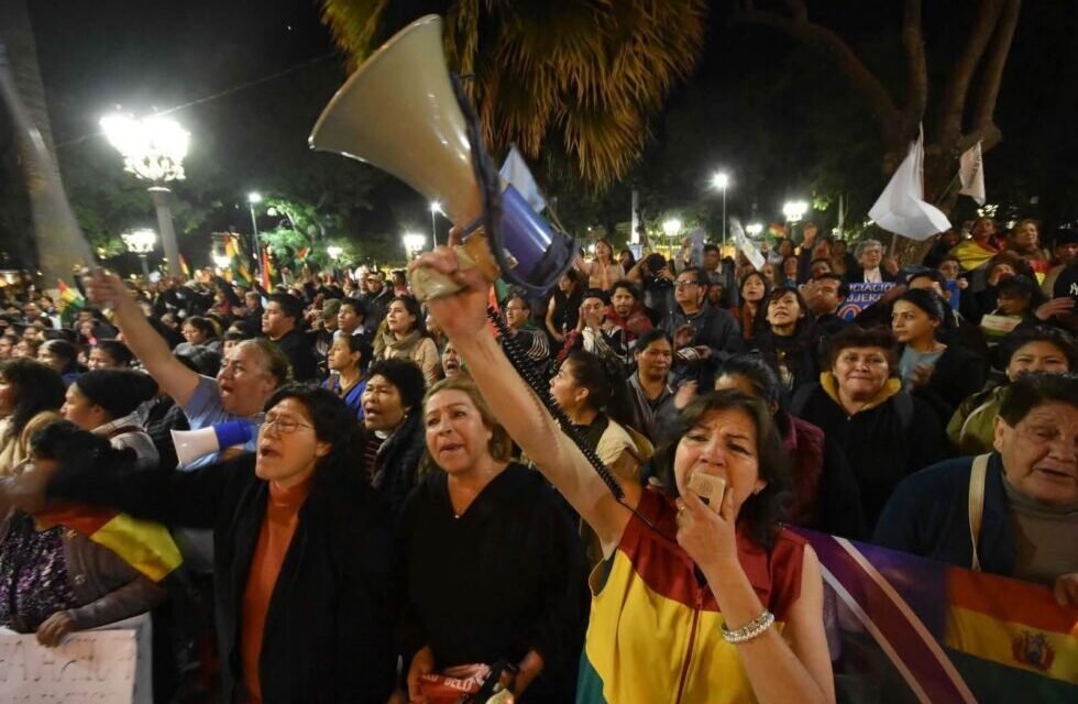 CABILDO EN COCHABAMBA DECLARA PERSONA NO GRATA AL GOBERNADOR LEONARDO LOZA