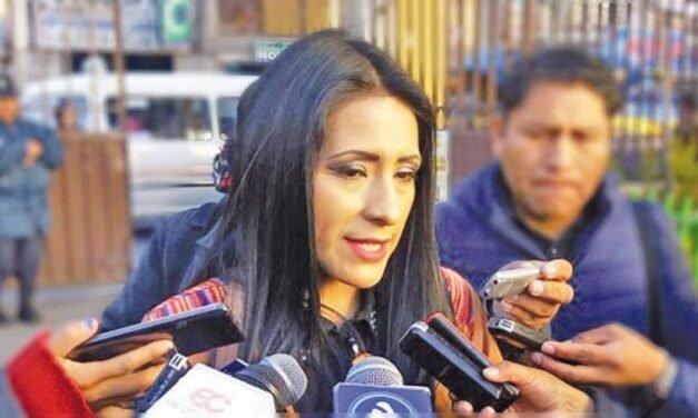 EXMINISTRA WILMA ALANOCA FUE TRASLADADA A LA FELCC DE LA PAZ