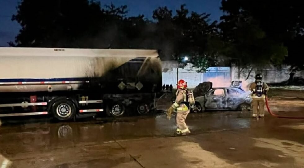 VEHÍCULO IMPACTA CONTRA CISTERNA Y PROVOCA INCENDIO Y ALARMA EN ZONA DE LA REFINERÍA