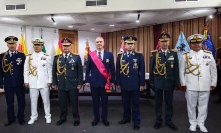 RODRIGO PAZ OFICIALIZA AL NUEVO ALTO MANDO DE LAS FUERZAS ARMADAS
