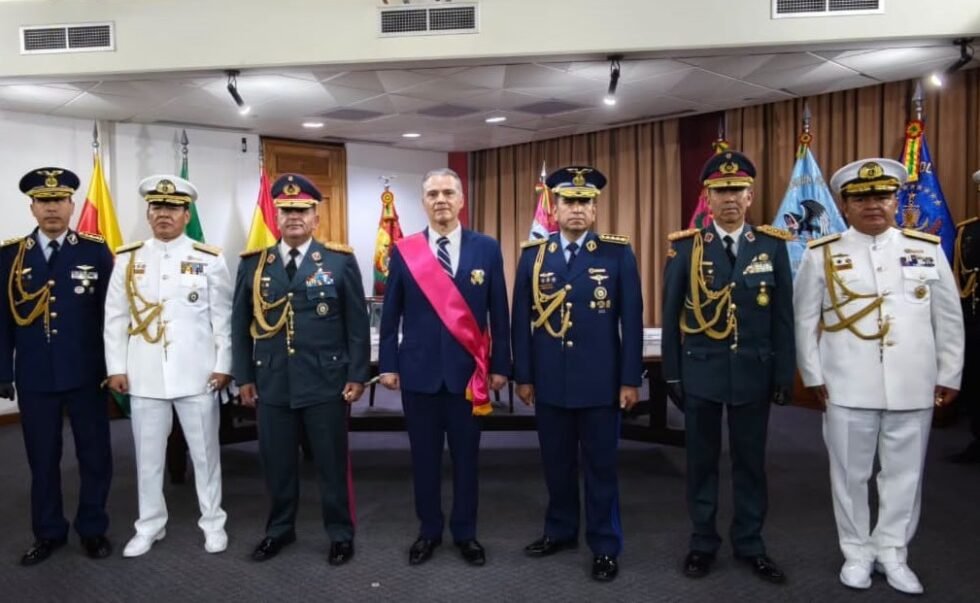 RODRIGO PAZ OFICIALIZA AL NUEVO ALTO MANDO DE LAS FUERZAS ARMADAS