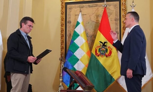 ERNESTO JUSTINIANO ES POSESIONADO COMO MINISTRO DE DEFENSA