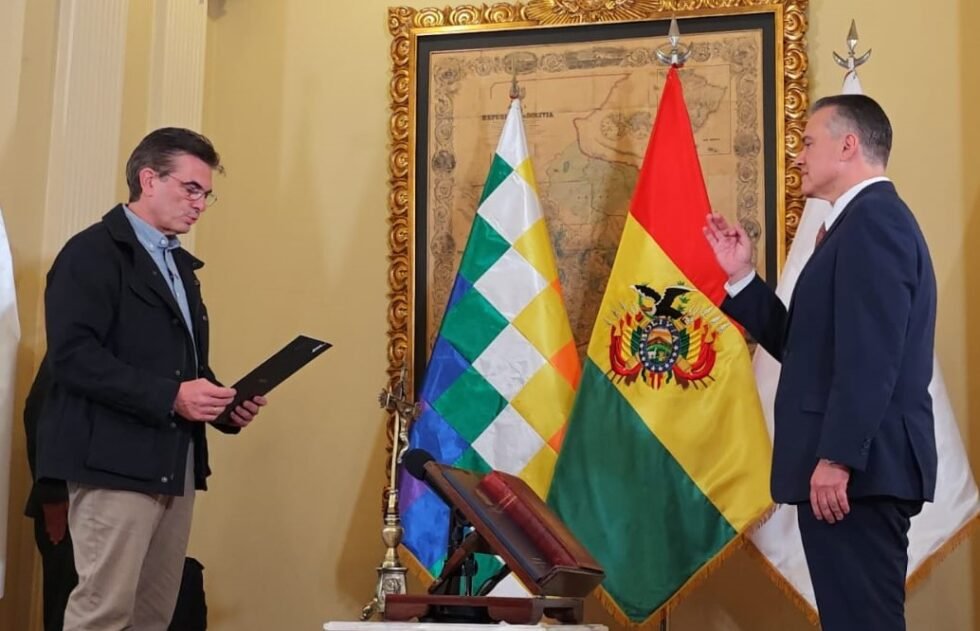 ERNESTO JUSTINIANO ES POSESIONADO COMO MINISTRO DE DEFENSA
