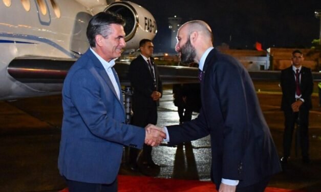 RODRIGO PAZ LLEGA A PARAGUAY PARA PARTICIPAR EN LA CUMBRE DEL MERCOSUR