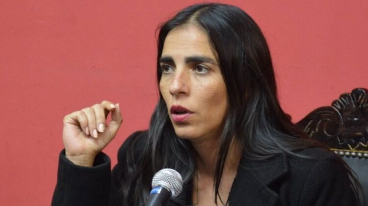 GABRIELA MONTAÑO AFIRMA QUE RODRIGO PAZ REPITE LOS ERRORES POLÍTICOS DE LUIS ARCE