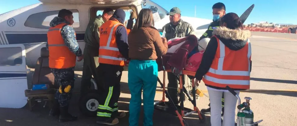 VUELO SOLIDARIO TRASLADA A MENOR CON CÁNCER DESDE UYUNI HASTA LA PAZ