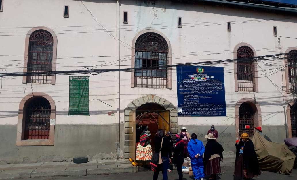 ESPOSA DE UN RECLUSO ACUSA A EXEDECÁN DE EVO DE EJERCER CONTROL EN LA CÁRCEL
