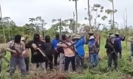 VIDEO MUESTRA A ENCAPUCHADOS ARMADOS Y CON AMENAZAS CONTRA EL PRESIDENTE PAZ