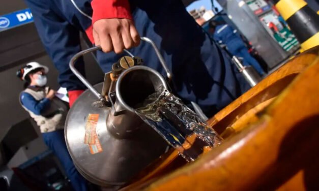 FISCALÍA PIDE SEIS MESES DE CÁRCEL PARA DOS GERENTES DE YPFB POR EL CASO GASOLINA DESESTABILIZADA