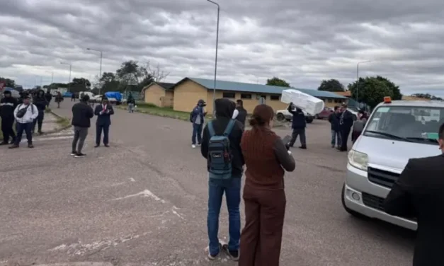 PRODUCTORES Y TRANSPORTISTAS TOMAN VIRU VIRU Y EXIGEN AL GOBIERNO DESBLOQUEAR EL PAÍS