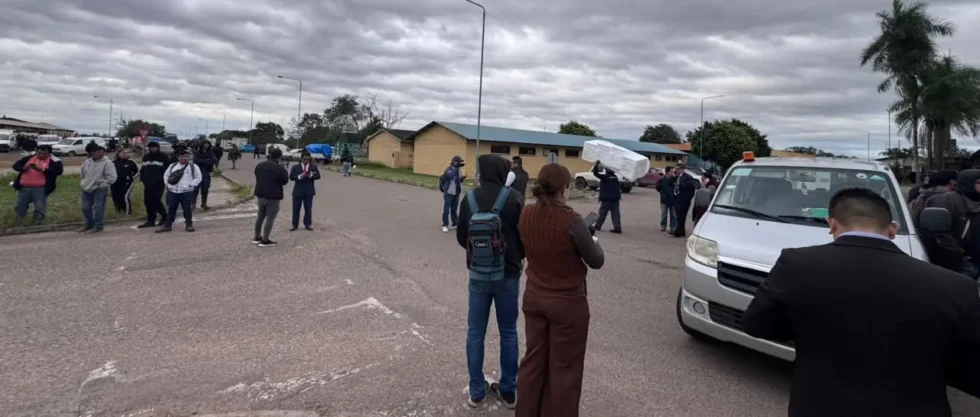 PRODUCTORES Y TRANSPORTISTAS TOMAN VIRU VIRU Y EXIGEN AL GOBIERNO DESBLOQUEAR EL PAÍS