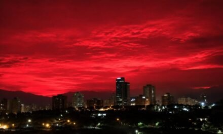 IMPACTANTE CIELO ROJO SORPRENDE A VENEZUELA TRAS LOS TERREMOTOS