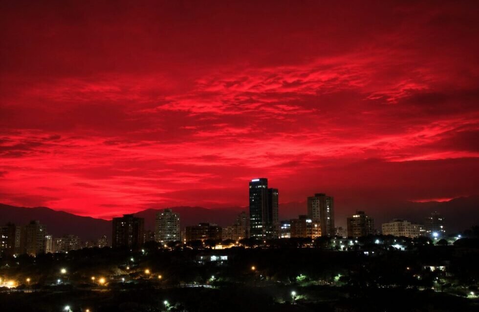 IMPACTANTE CIELO ROJO SORPRENDE A VENEZUELA TRAS LOS TERREMOTOS