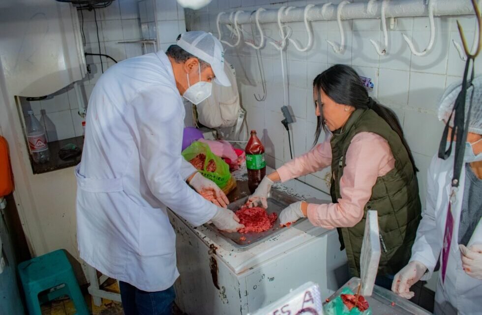 OPERATIVO DECOMISA SANGRE DE VACA, CARNE EN MAL ESTADO Y POLLO ALTERADO