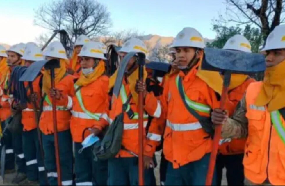 “LO PRIMORDIAL ES AGUA”: GOBERNADORA DE TARIJA PIDE AYUDA PARA BRIGADISTAS CONTRA EL FUEGO