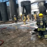 BOMBEROS CONTROLAN INCENDIO EN EMPRESA DE PINTURAS TRAS CASI 20 HORAS DE TRABAJO