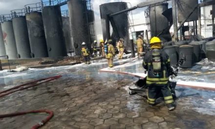 BOMBEROS CONTROLAN INCENDIO EN EMPRESA DE PINTURAS TRAS CASI 20 HORAS DE TRABAJO