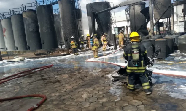 BOMBEROS CONTROLAN INCENDIO EN EMPRESA DE PINTURAS TRAS CASI 20 HORAS DE TRABAJO