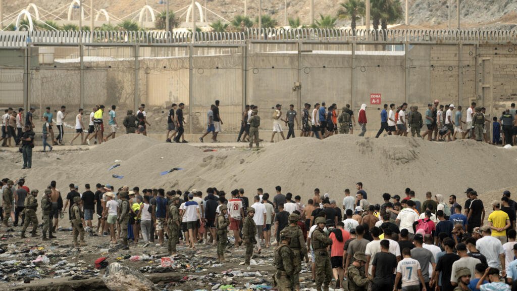 MÁS DE 50.000 MIGRANTES LLEGAN A CEUTA Y DESATAN UNA CRISIS FRONTERIZA EN ESPAÑA