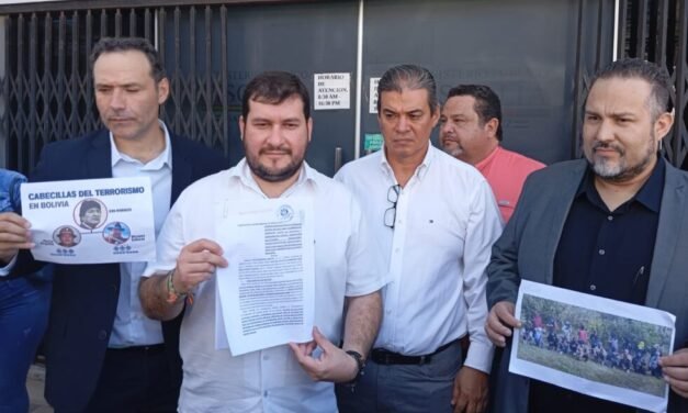 CÍVICOS PRESENTAN DENUNCIA CONTRA EVO MORALES, ARGUELLO Y SALAZAR POR LOS 53 DÍAS DE BLOQUEOS