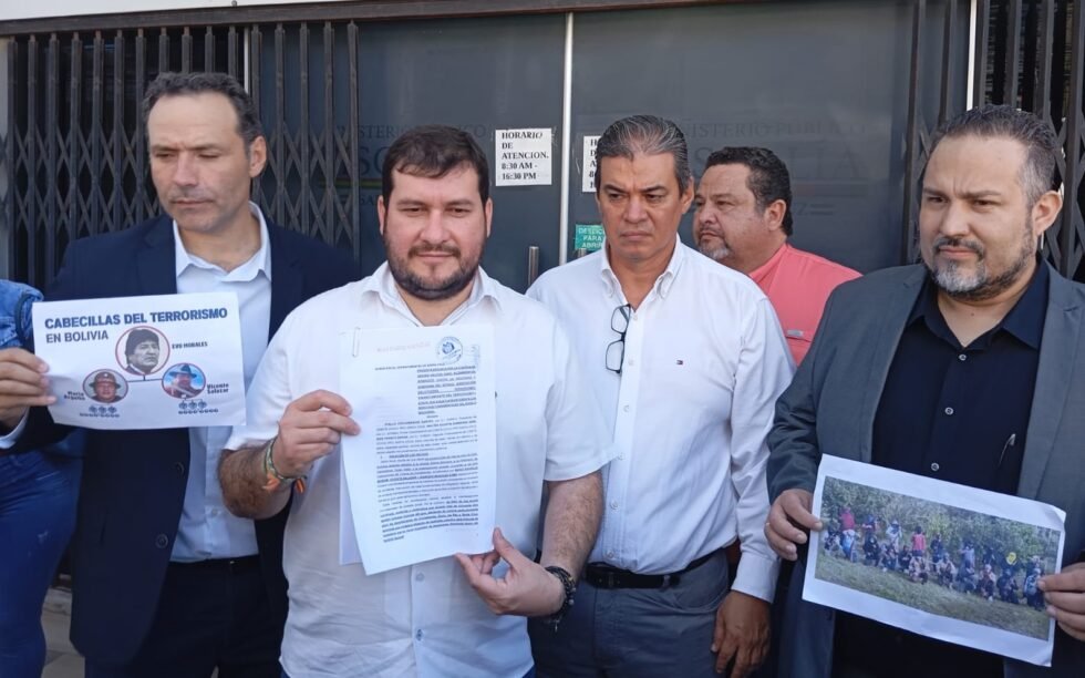 CÍVICOS PRESENTAN DENUNCIA CONTRA EVO MORALES, ARGUELLO Y SALAZAR POR LOS 53 DÍAS DE BLOQUEOS