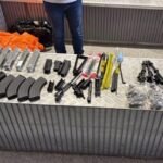HALLAN SEIS ARMAS DE GRUESO CALIBRE EN UNA MALETA EN VIRU VIRU