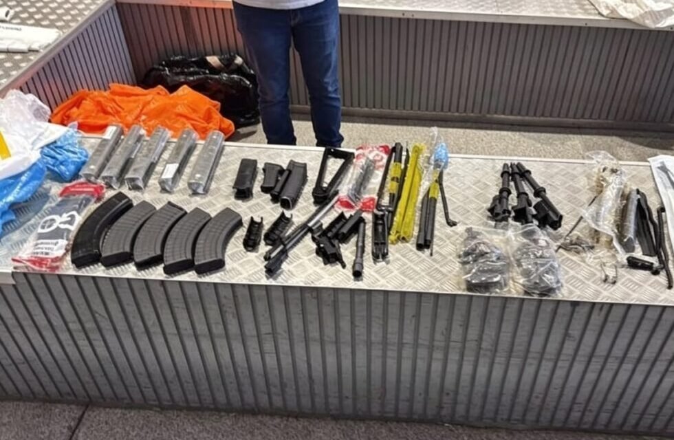 HALLAN SEIS ARMAS DE GRUESO CALIBRE EN UNA MALETA EN VIRU VIRU