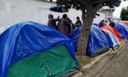 JÓVENES Y PADRES MANTIENEN VIGILIA EN EL COLMILAV Y EXIGEN ESPACIOS PARA LA PREMILITAR