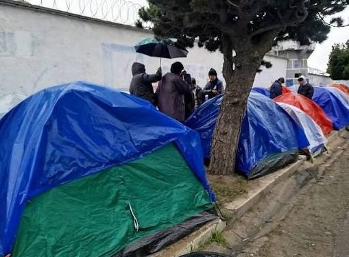 JÓVENES Y PADRES MANTIENEN VIGILIA EN EL COLMILAV Y EXIGEN ESPACIOS PARA LA PREMILITAR