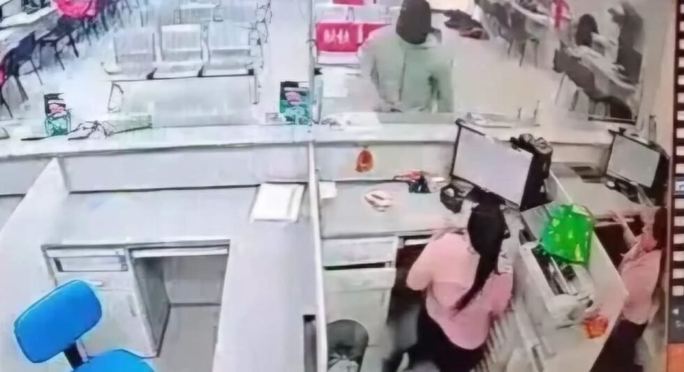 POLICÍA CAPTURA A SOSPECHOSO DE ATRACO A ENTIDAD FINANCIERA EN EQUIPETROL