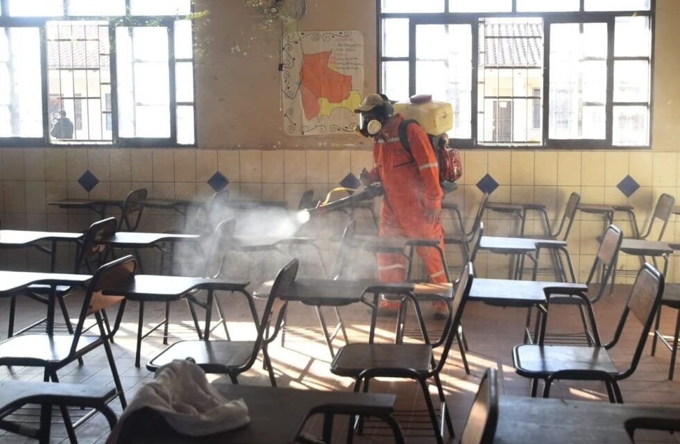 ALCALDÍA DESINFECTA 513 UNIDADES EDUCATIVAS PARA PREVENIR ENFERMEDADES