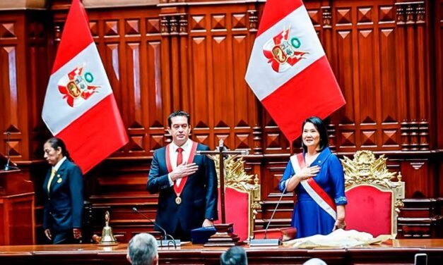 KEIKO FUJIMORI ASUME LA PRESIDENCIA DE PERÚ